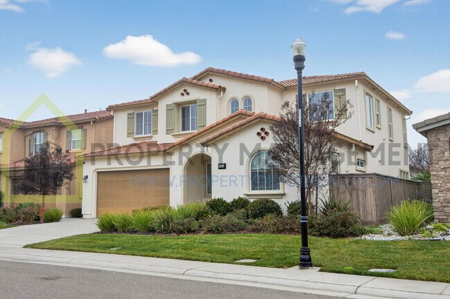 Foto del edificio - Spacious Elegance Awaits: 4-Bedroom Home with Hardwood Floors in Elk Grove!