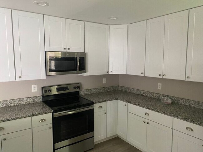 Building Photo - 2/2 Close to Downtown Franklin!