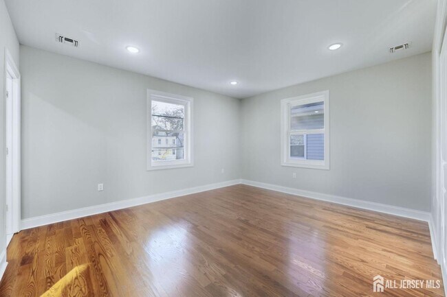 Foto del edificio - 46-46 Eppirt St