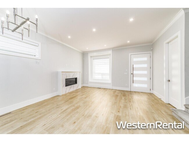 Photo du bâtiment - 16591-1625A 25a Ave