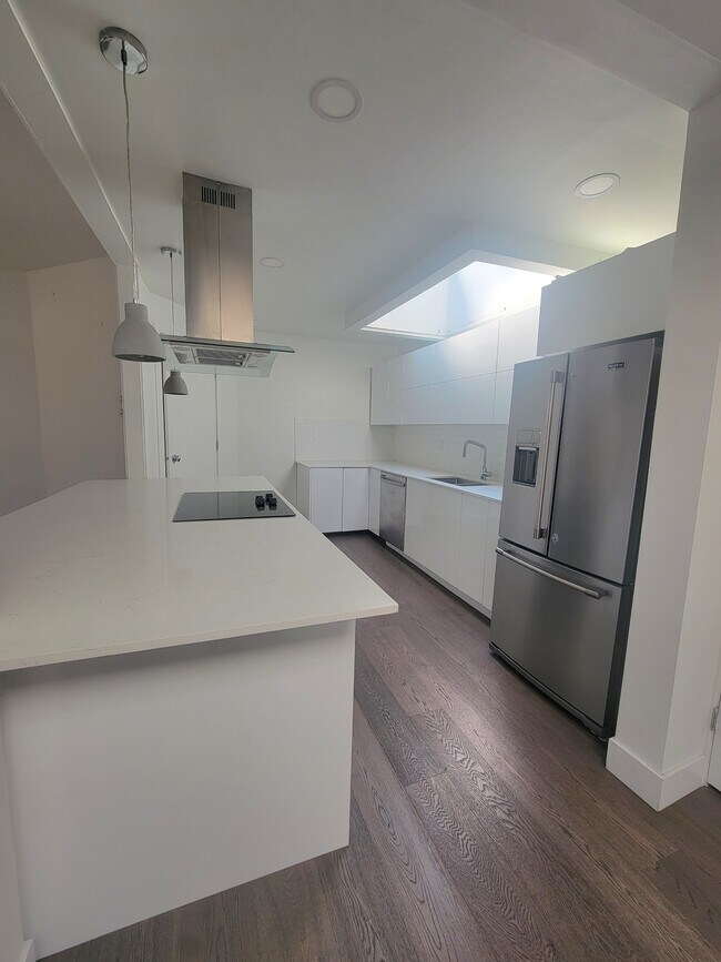 Building Photo - 4-9341 Nowell St