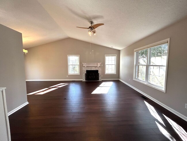 Foto del edificio - South AVL - Three Bedroom home with Wooded...