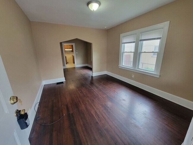 Building Photo - 1655 Howell 2BR/1BA (East Hamilton)