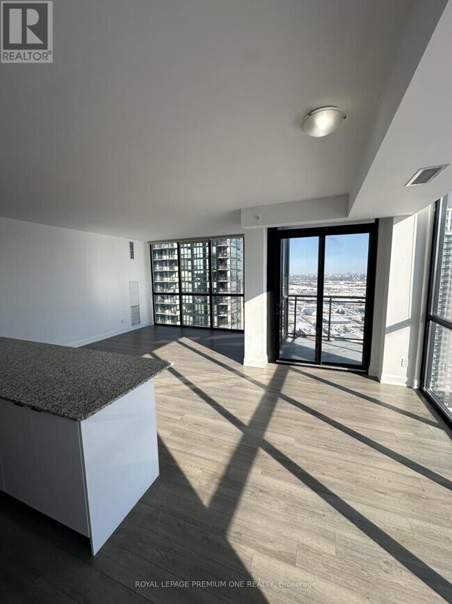 Photo du bâtiment - 2910 Hwy 7