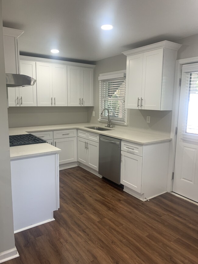 Foto del edificio - 2328 Johnson Ferry Rd NE