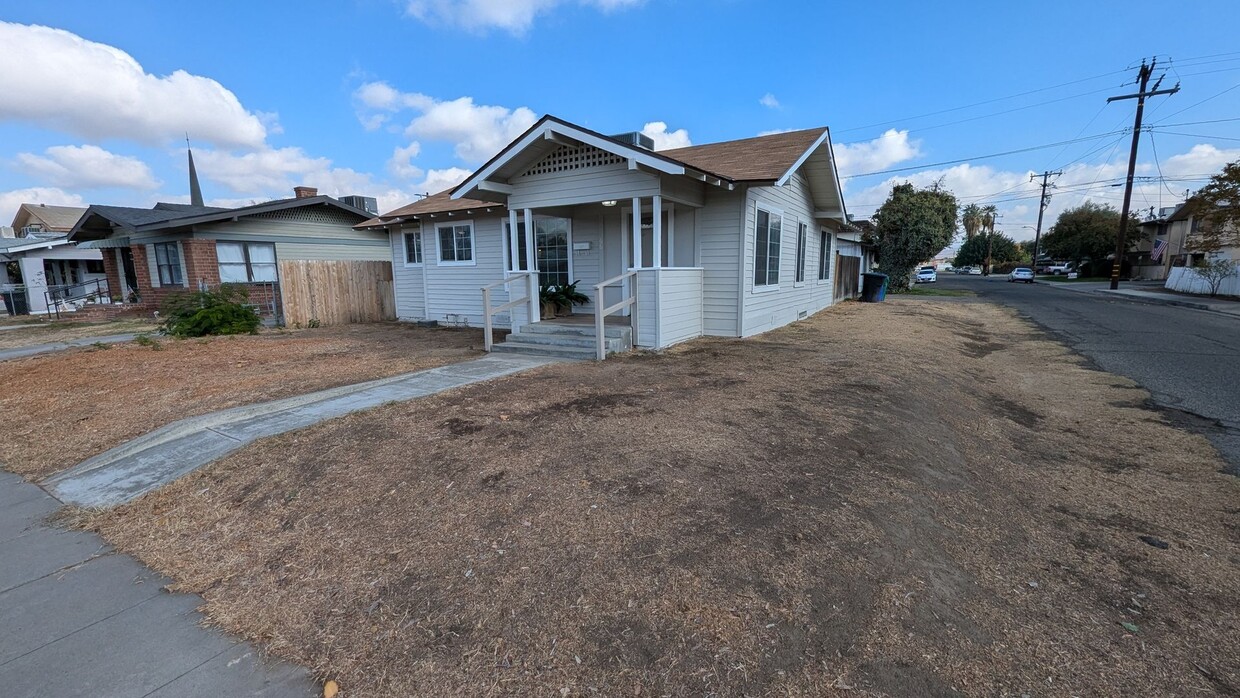 Primary Photo - Updated 2 Bedroom 1 Bath Home on Large Cor...