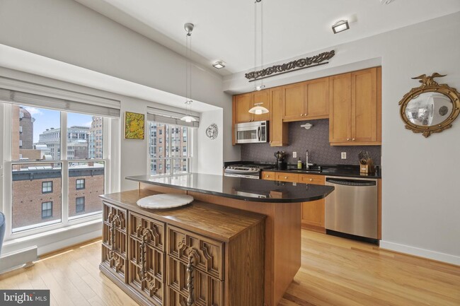 Foto del edificio - 675 E St NW