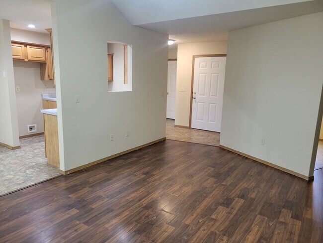 Building Photo - 3 Bedroom 2 Bath Close To Missouri State University $1295