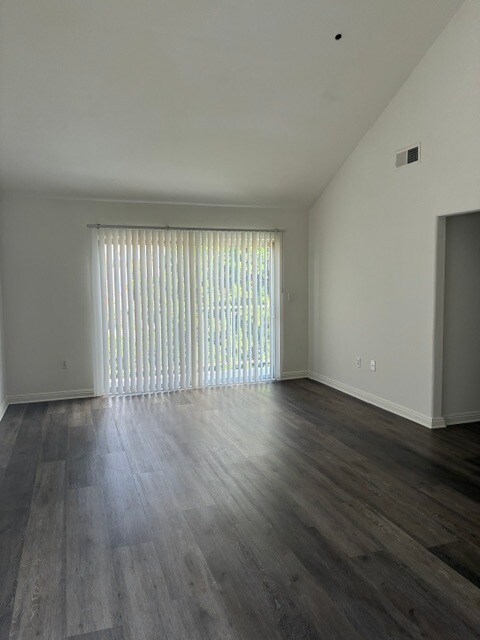 Foto del edificio - 15057 Burbank Blvd
