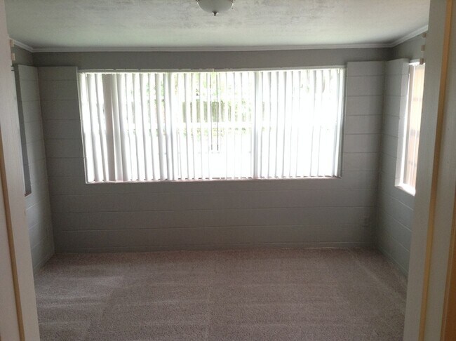 Building Photo - 3 Bedroom/2 Bathroom Home near Lake Como!!!