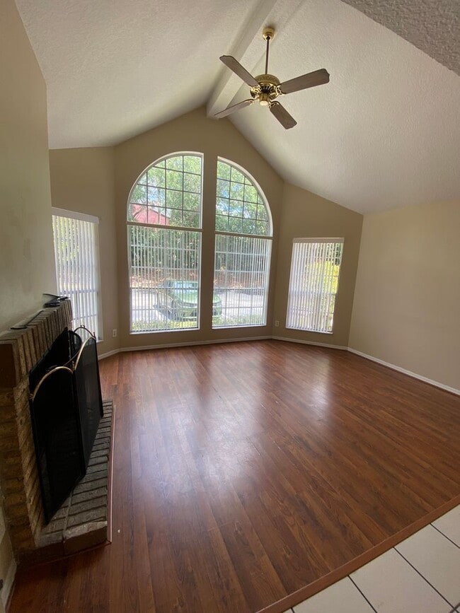 Photo - Lovely 2 Bedroom / 2 Bathroom - 1st Floor ... Apartment