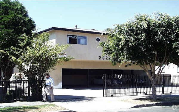 Foto principal - 2627 Raymond Ave