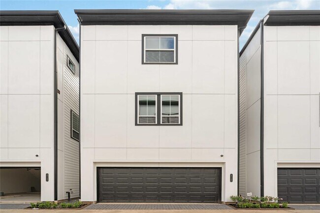 Building Photo - 2718 Grand Fountains Dr