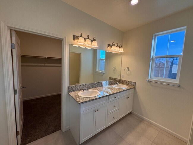 Foto del edificio - Newer home for rent in Visalia