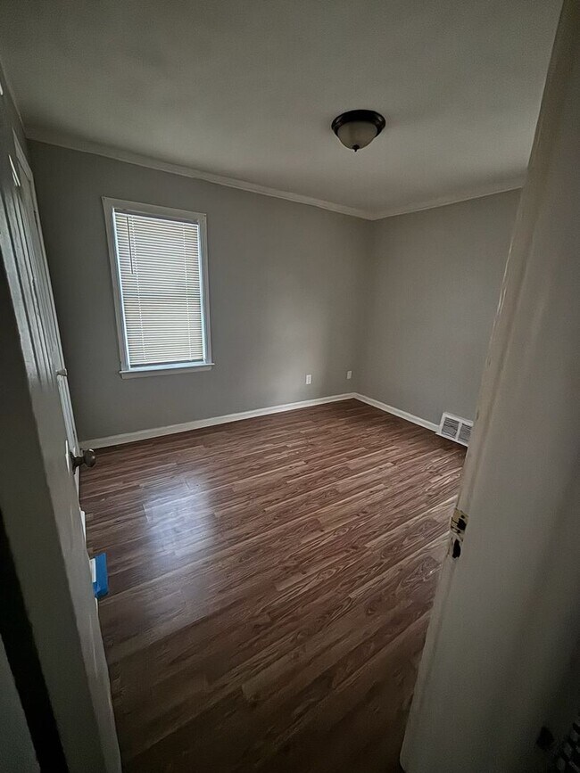Building Photo - Nice size 2 bedroom
