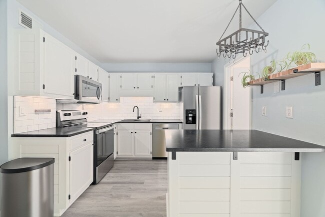 Modern Comfort on James Island! - Modern Comfort on James Island! House