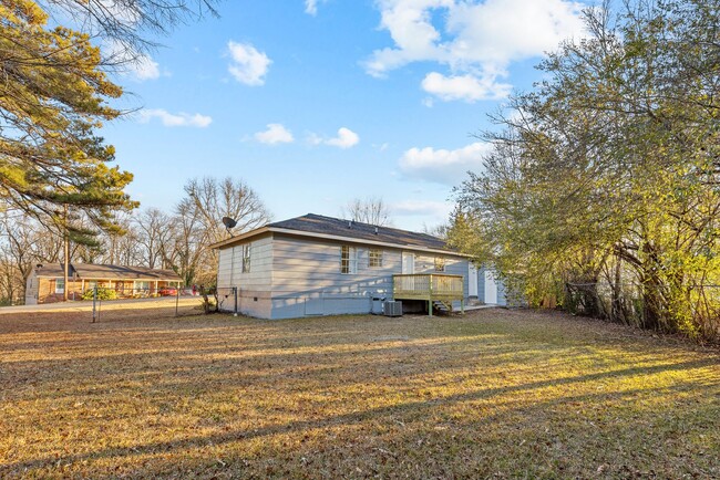 Building Photo - Newly Renovated 4 Bedroom, 2 Bath Home wit...