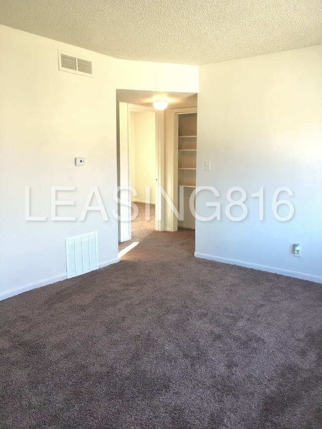 Building Photo - Lower 4-Plex Apartment Available