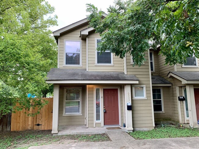 Building Photo - Lovely 3 bedroom, 2.5 bathroom Duplex in Austin!!!