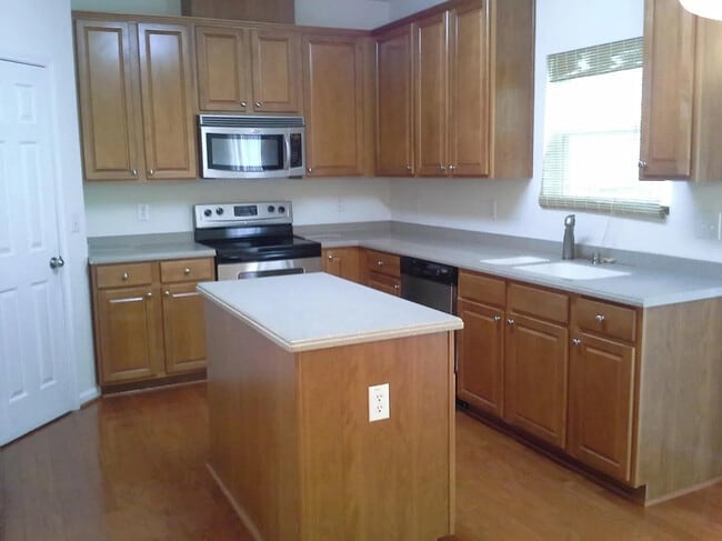 Building Photo - Room in Townhome on Hampshire Downs Dr