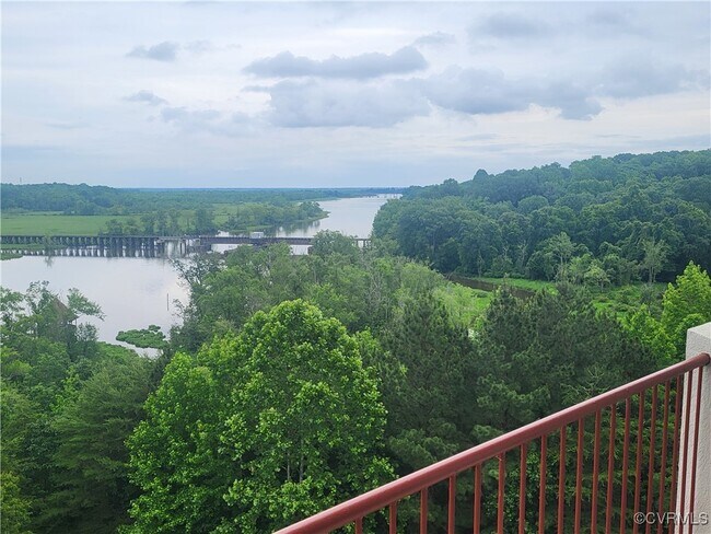 Foto del edificio - 301 Beacon Ridge Dr