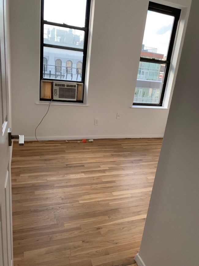 Building Photo - 152 Eighth Avenue