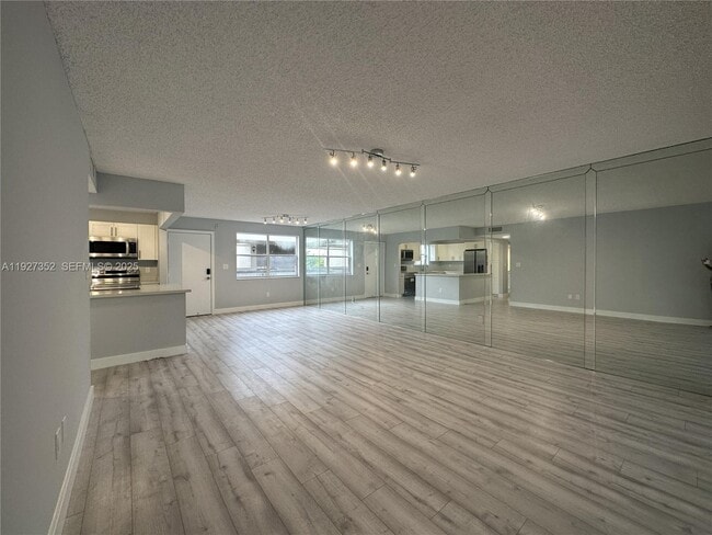 Foto del edificio - 601 Ives Dairy Rd