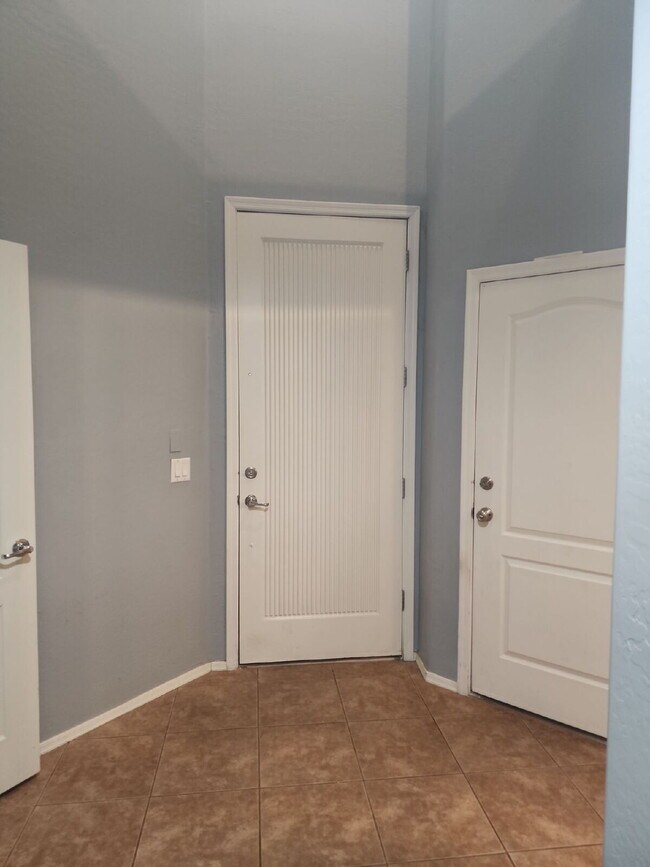 Building Photo - "Spacious 2-Bed Condo Retreat with 2.5 Baths in Prime Chandler Location!"