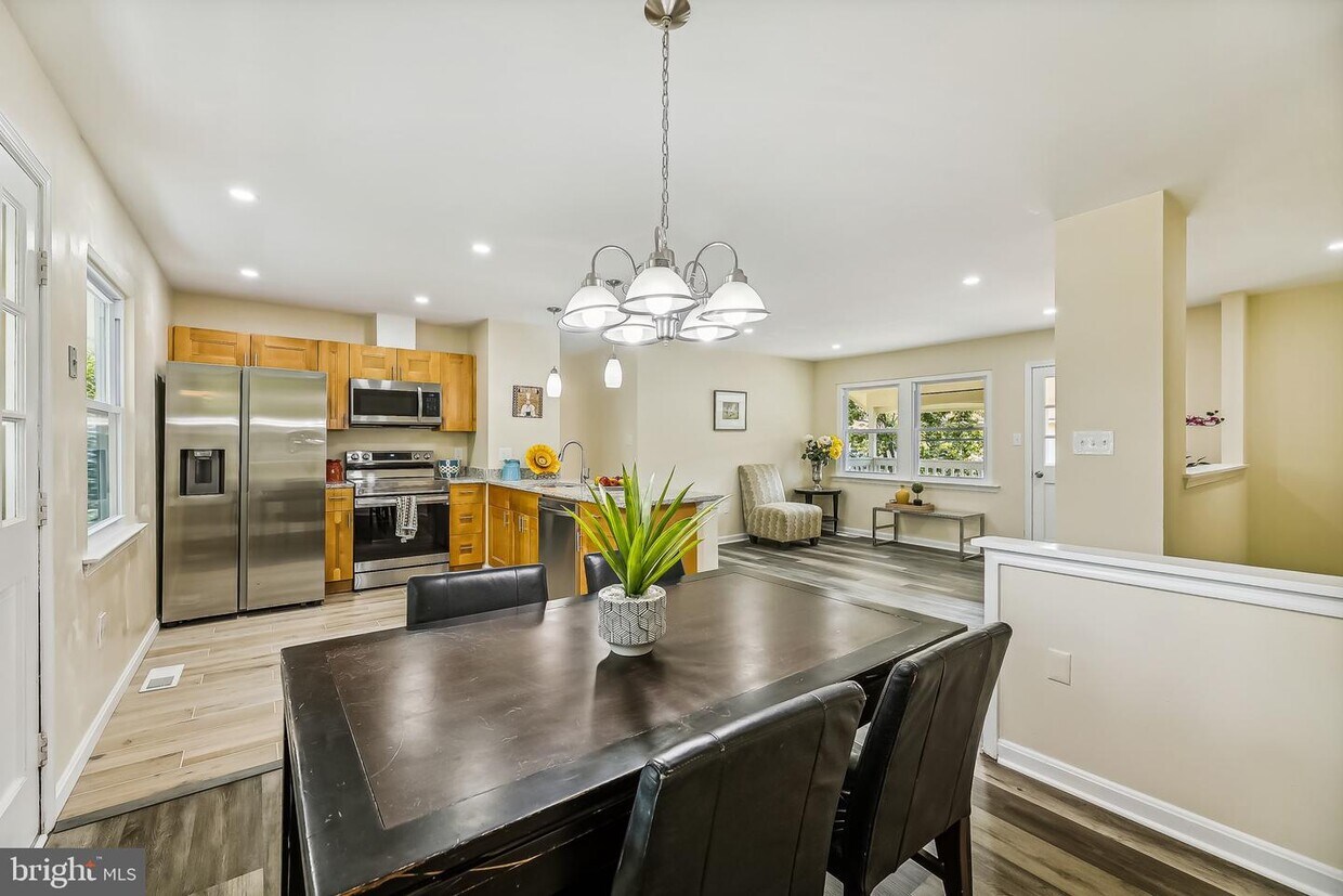 Foto principal - 7309 Beverly Park Dr