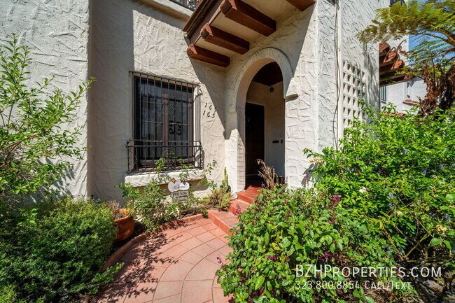 Foto del edificio - Gorgeous Spanish Duplex In Hancock Park