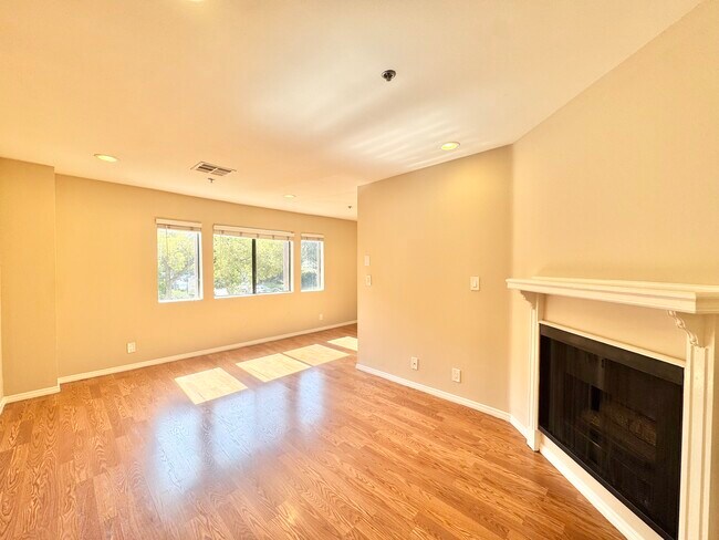 Building Photo - 104 N Clark Dr