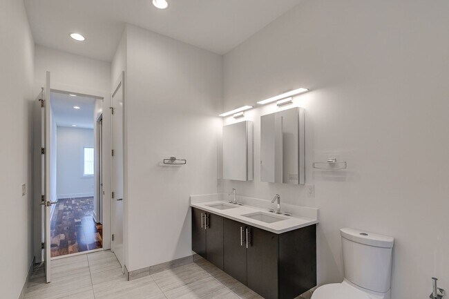 Building Photo - Northern Liberties Townhome with Parking