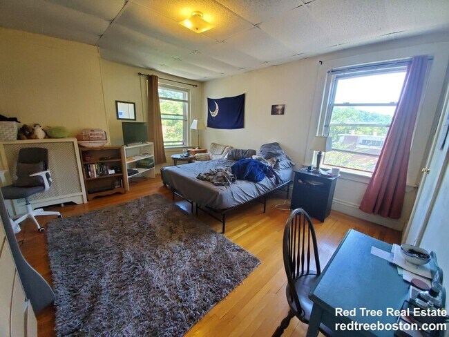 Building Photo - 1688 Beacon St