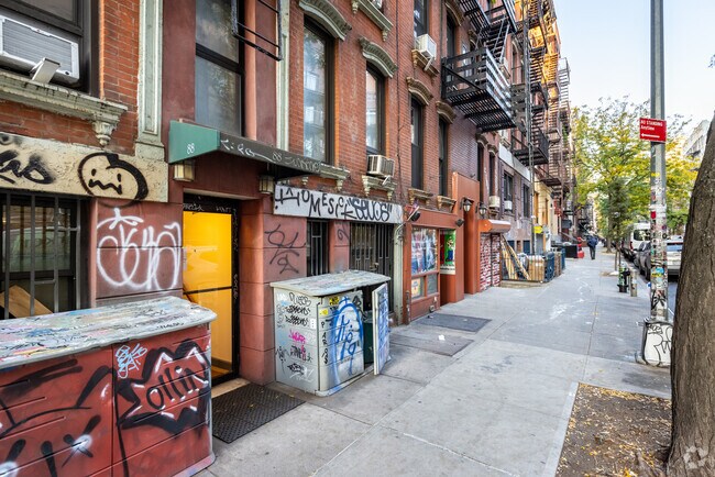 Entrada - 88 E 3rd St