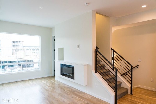 Building Photo - 2 br, 2.5 bath Townhome - 930 40th St