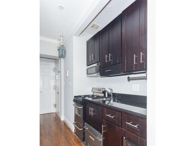 Building Photo - 250 Mott St