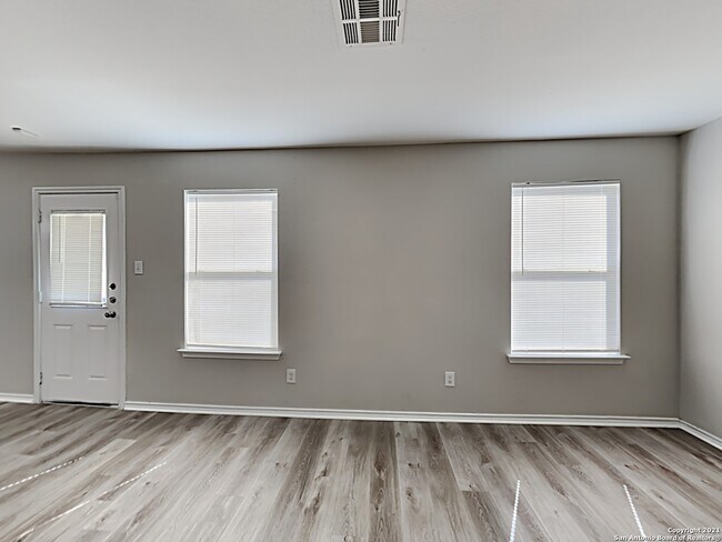 Foto del edificio - 2910 Candleside Dr