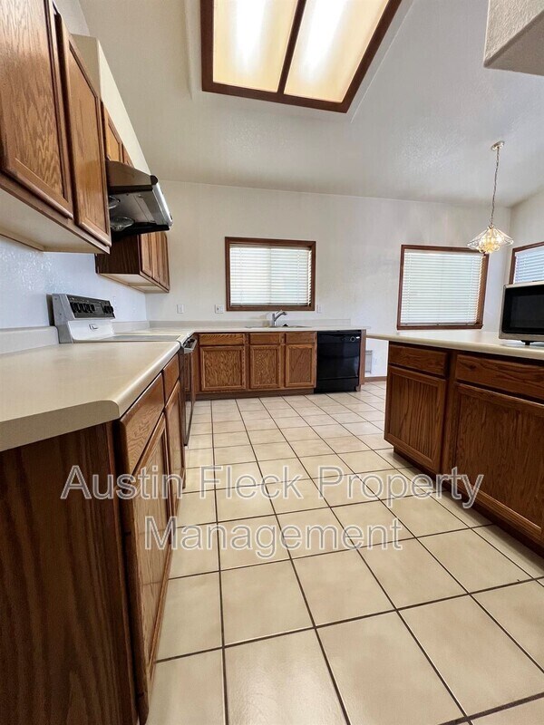 Building Photo - 260 W Verano Pl