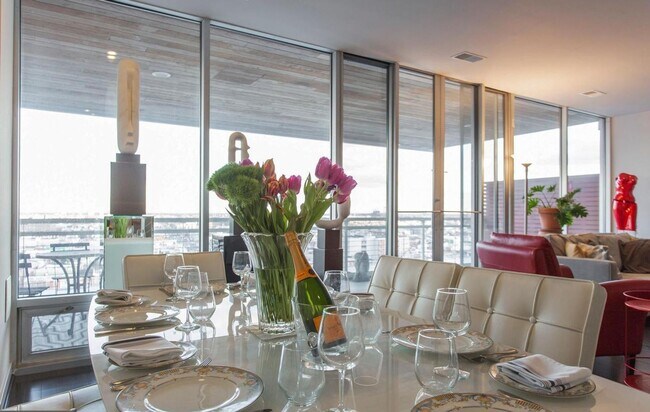 Foto del edificio - Rarely Offering Stunning 3bd/3.5 Loft w. E...