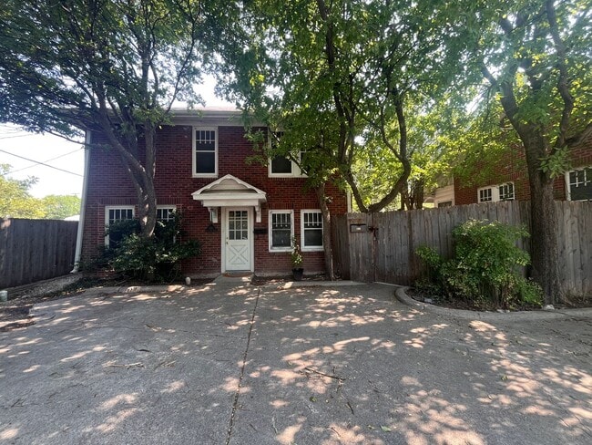 Building Photo - 2Bed/1bath Duplex in Hyde Park with Small ...