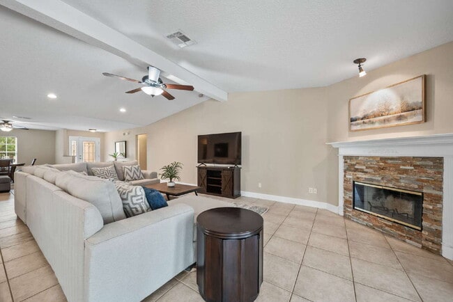 Building Photo - Luxurious Palm Coast Retreat: 4-Bed 3 Bath Pool Home