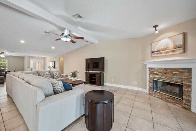 Foto del edificio - Luxurious Palm Coast Retreat: 4-Bed 3 Bath Pool Home