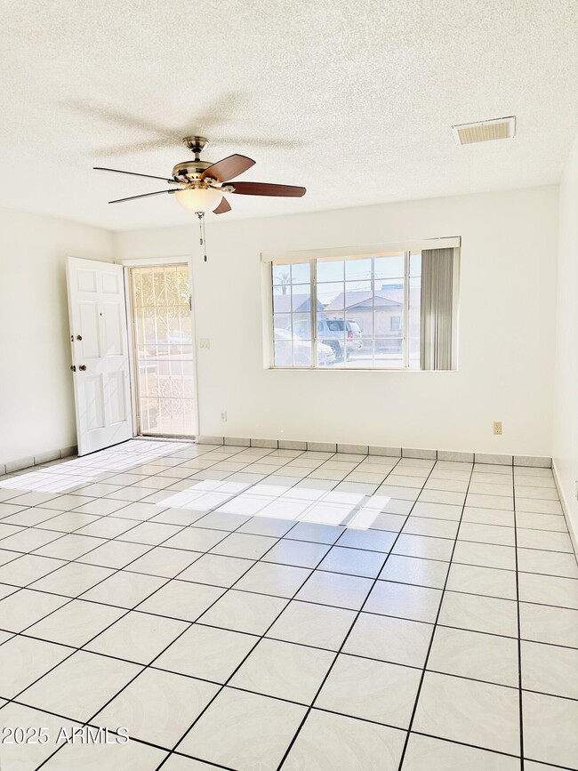 Foto del edificio - 936 E 7th Dr