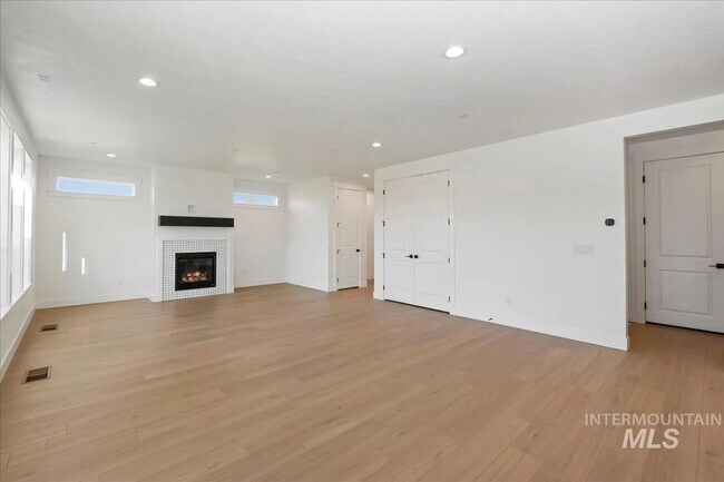 Building Photo - Spacious 4 Bed Home w/ Vaulted Ceilings, Office & Open Layout in Middleton