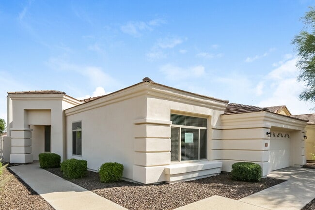Building Photo - 2102 E Fawn Dr