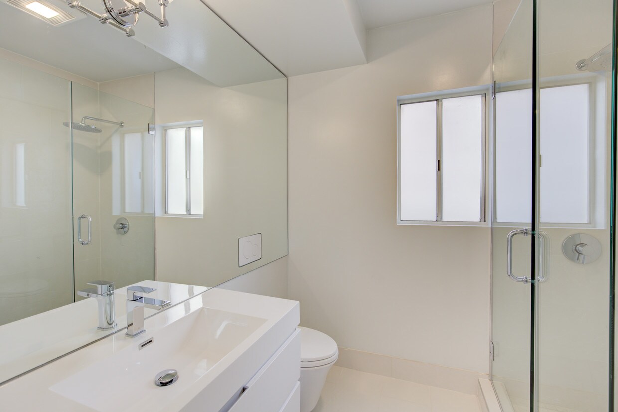 Foto principal - 1200 Manhattan Beach Blvd