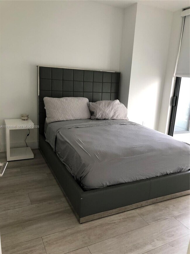 Building Photo - 121 NE 34th St