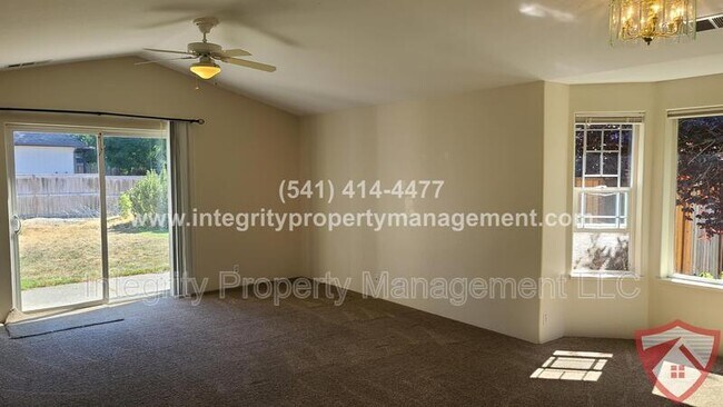 Building Photo - 121 Wagon Wheel Dr