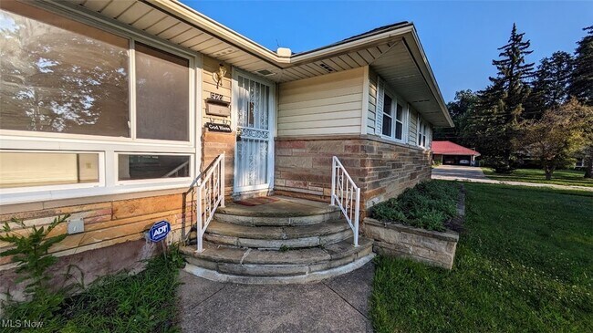 Foto del edificio - 523 Harris Rd
