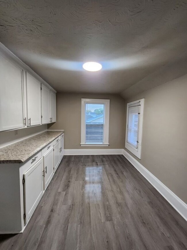 Foto del edificio - 702 S Commercial St